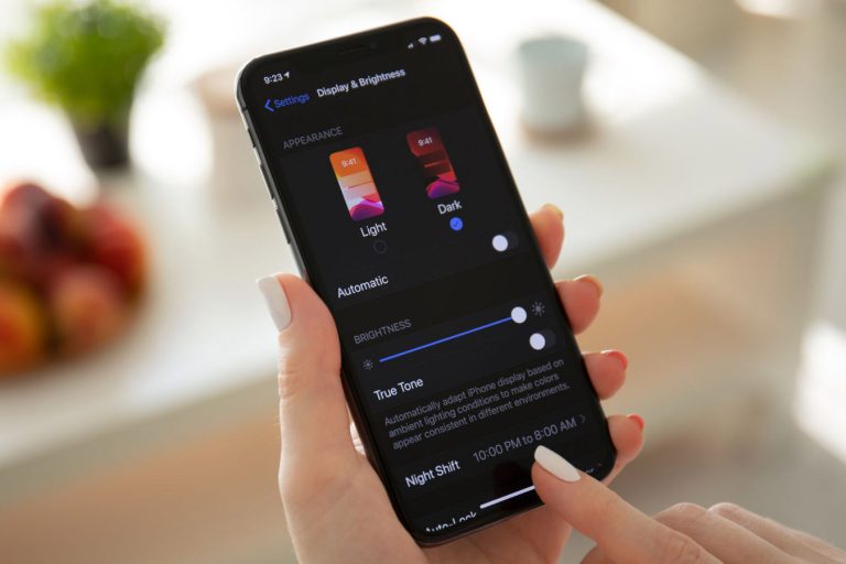 difference between light and dark mode iphone